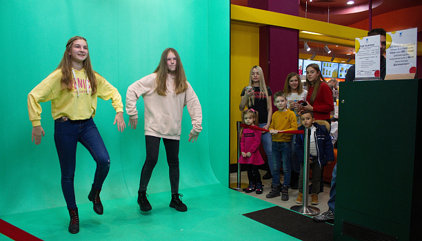 Photo 1 - Automatic filming people on chromakey and instant editing